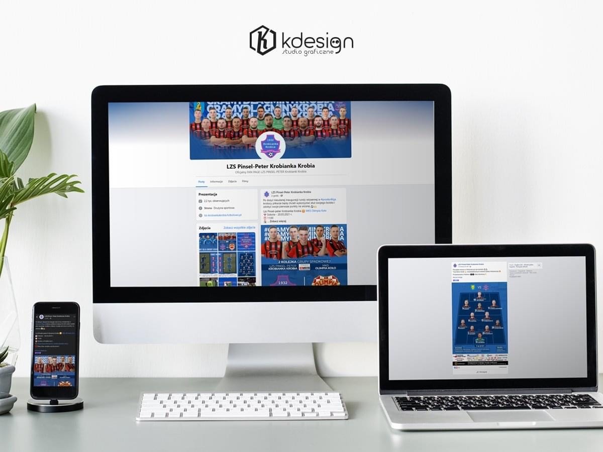 Kompozycja biurkowa z trzema urządzeniami: monitor wyświetlający stronę Facebook LZS Pinsel-Peter Krobianka Krobia, laptop z widokiem na formację piłkarską i smartfon z podobną zawartością, obok...