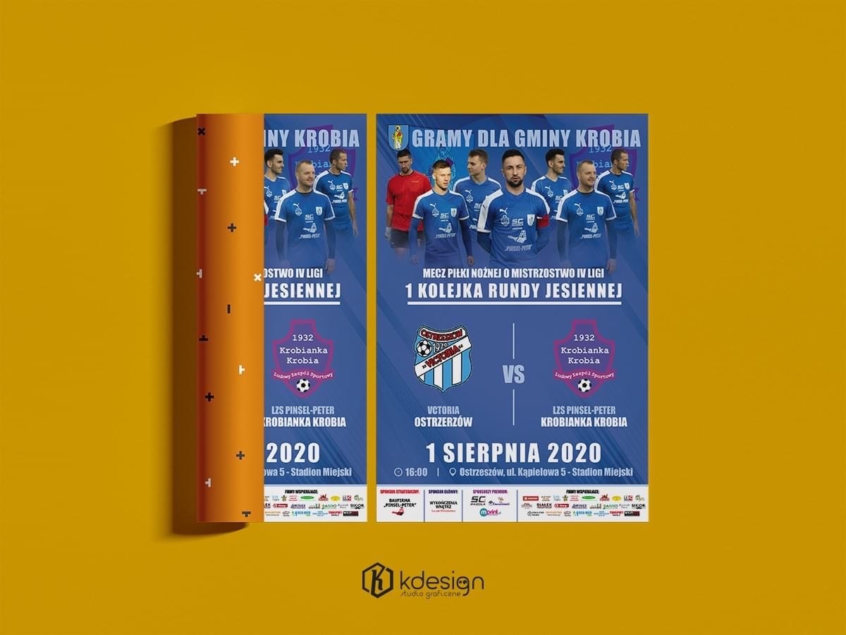 Dwa plakaty reklamowe meczu piłki nożnej IV ligi, zestawione obok siebie na żółtym tle, z widocznym logo studia graficznego w rogu.