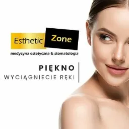 Portret młodej kobiety z gładką cerą, logo Esthetic Zone z tekstem 'piękno na wyciągnięcie ręki' po lewej stronie, na białym tle.