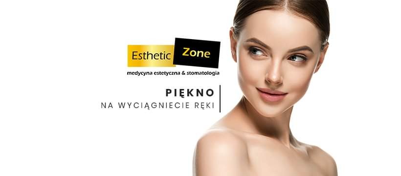Portret młodej kobiety z gładką cerą, logo Esthetic Zone z tekstem 'piękno na wyciągnięcie ręki' po lewej stronie, na białym tle.