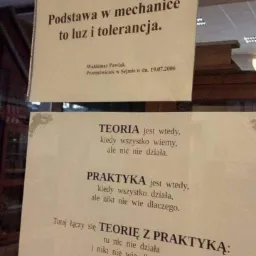 Dwa plakaty wiszące obok siebie. Górny plakat zawiera napis: 'Podstawa w mechanice to luz i tolerancja', a pod nim informację o Waldemarze Pawlaku i jego przemówieniu w Sejmie. Dolny plakat zawiera...