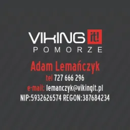 Logo firmy IT Viking Pomorze z danymi kontaktowymi: imię, nazwisko, numer telefonu, adres e-mail, NIP i REGON na szarym tle z subtelnym wzorem pasków.