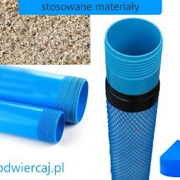 odwiercaj.pl - Prezentacja materiałów: piasek filtracyjny, niebieskie rury z gwintem, rura osłonowa z siatką i niebieski stożkowy element zamykający.