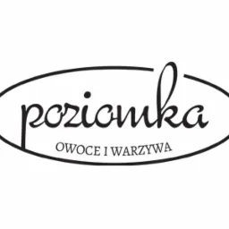 Logo firmy 'Poziomka' z napisem 'owoce i warzywa' w czarnej, ozdobnej czcionce, umieszczone w owalu.