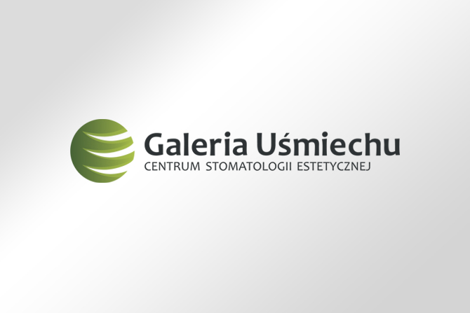 Logo firmy 'Galeria Uśmiechu', centrum stomatologii estetycznej, z zielonym, okrągłym symbolem po lewej stronie nazwy.