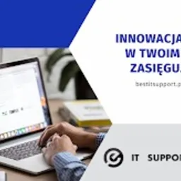 Osoba pisząca na laptopie z wyświetlonym hasłem 'Innowacja w Twoim zasięgu' i adresem strony bestitsupport.pl, obok leży książka, w tle biurko.