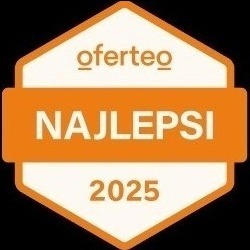 Pomarańczowo-biała odznaka Oferteo 'NAJLEPSI 2025' na czarnym tle, symbol uznania i jakości usług.