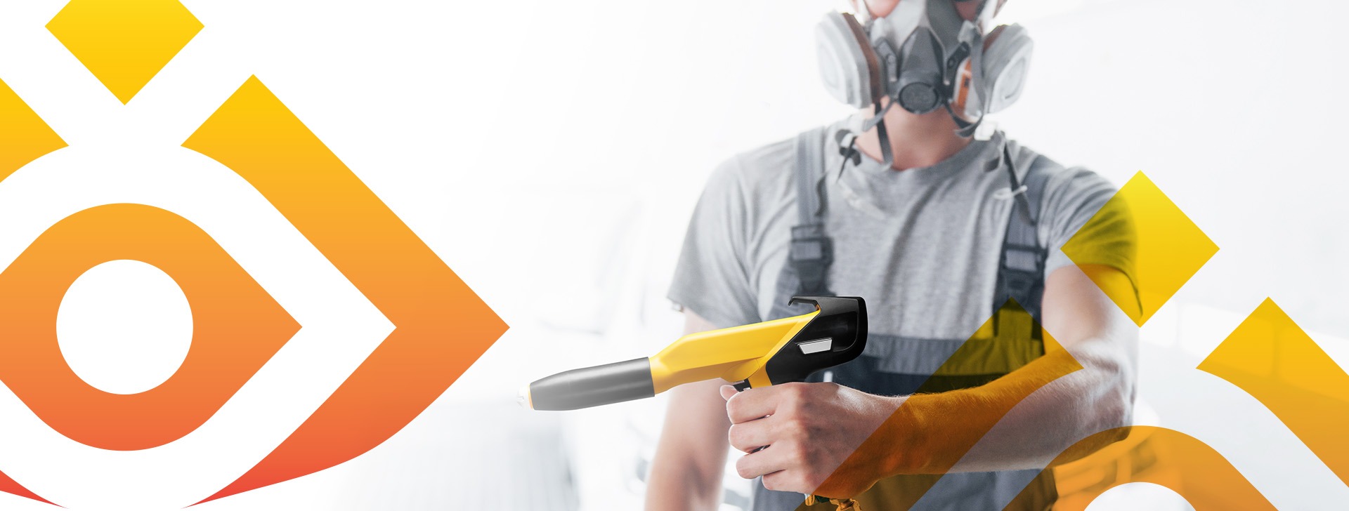 Pracownik w kombinezonie i masce ochronnej trzyma pistolet do malowania proszkowego, widoczne logo Oferteo w tle.