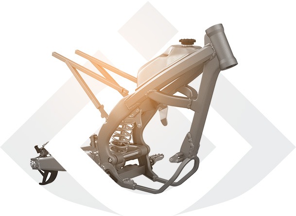 Rama motocykla po obróbce, widoczne elementy zawieszenia i zbiornik paliwa, na białym tle z geometrycznymi wzorami.