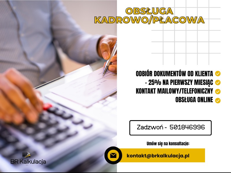 Osoba wypełniająca dokument na biurku z kalkulatorem, obok reklama usług kadrowo-płacowych z ofertą promocyjną i danymi kontaktowymi.