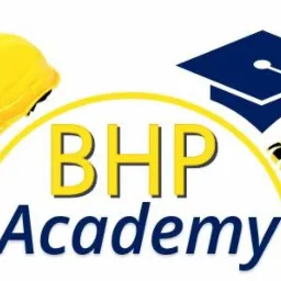 Grafika z żółtym kaskiem budowlanym, niebieskim biretem absolwenckim i znakiem ostrzegawczym, tworząca logo BHP Academy.