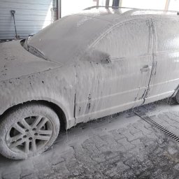Samochód w trakcie mycia ręcznego z użyciem aktywnej piany 