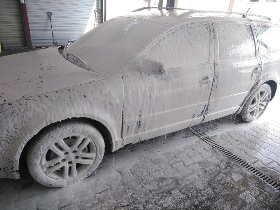 Samochód w trakcie mycia ręcznego z użyciem aktywnej piany