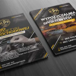 Dwa foldery reklamowe firmy KPR Moto Center z Gdańska, oferującej usługi kosmetyki samochodowej i wypożyczalni samochod&oacute;w sportowych. Na jednym folderze zbliżenie na dłoń w rękawiczce aplikującą...
