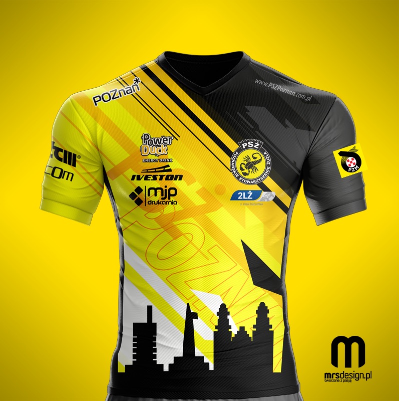 Wizualizacja sportowej koszulki z nadrukiem w kolorach żółto-czarnych, z motywem panoramy miasta i logotypami sponsorów, na jednolitym żółtym tle.