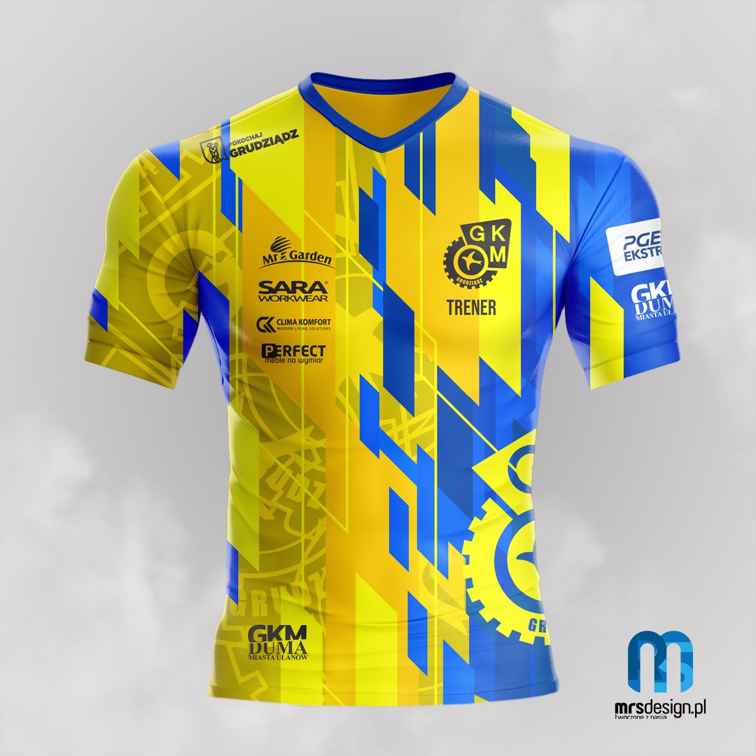 Żółto-niebieska koszulka sportowa z nadrukowanymi logotypami sponsorów i emblematem drużyny sportowej, prezentowana na jasnoszarym tle.