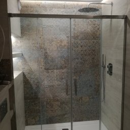 DECOTEL Mariusz Dudek - Nowoczesna kabina prysznicowa z przesuwnymi drzwiami, deszczownicą i płytkami w etniczny wzór.