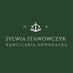 Logo kancelarii adwokackiej Sylwii Stawowczyk na ciemnozielonym tle, z symbolem wagi i rokiem 2016.