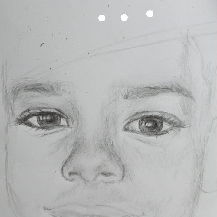 Szkic ołówkiem przedstawiający fragment twarzy dziecka, z wyraźnie zaznaczonymi oczami, nosem i ustami, na białym tle.