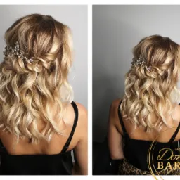 Upięcie ślubne z loków, ozdobione delikatną spinką z perełkami i kryształkami, widok z tyłu, na jasnych włosach.