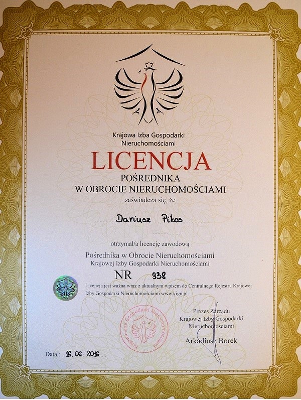 Skan licencji pośrednika w obrocie nieruchomościami Dariusza Pikosa, wydanej przez Krajową Izbę Gospodarki Nieruchomościami, numer licencji 938, data 16.06.2016, z widocznym logo izby i podpisem...