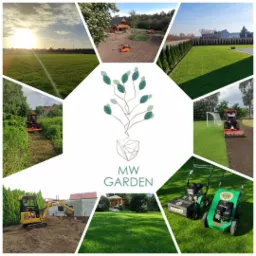 Kolaż zdjęć przedstawiających różne etapy prac ogrodniczych, w tym przygotowanie terenu, siew trawy, koszenie, niwelację, z logo firmy MW Garden w centrum.