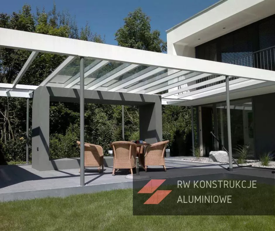 Pergola częściowo zaszklona.