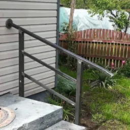 Mała poręcz stalowa. Stal czarna, finalnie cynkowana i malowana proszkowo.