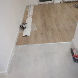 montaz paneli podlogowych