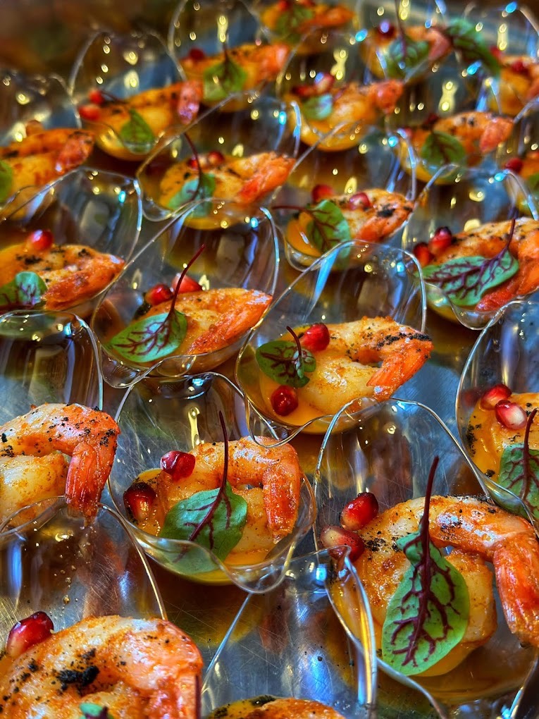 Ekskluzywne finger food z krewetkami, granatem i listkami, serwowane w przezroczystych łyżeczkach. Catering na event w Szczecinie.