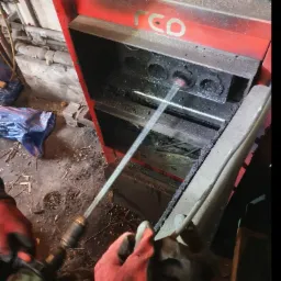 Mechaniczne czyszczenie pieca CO.