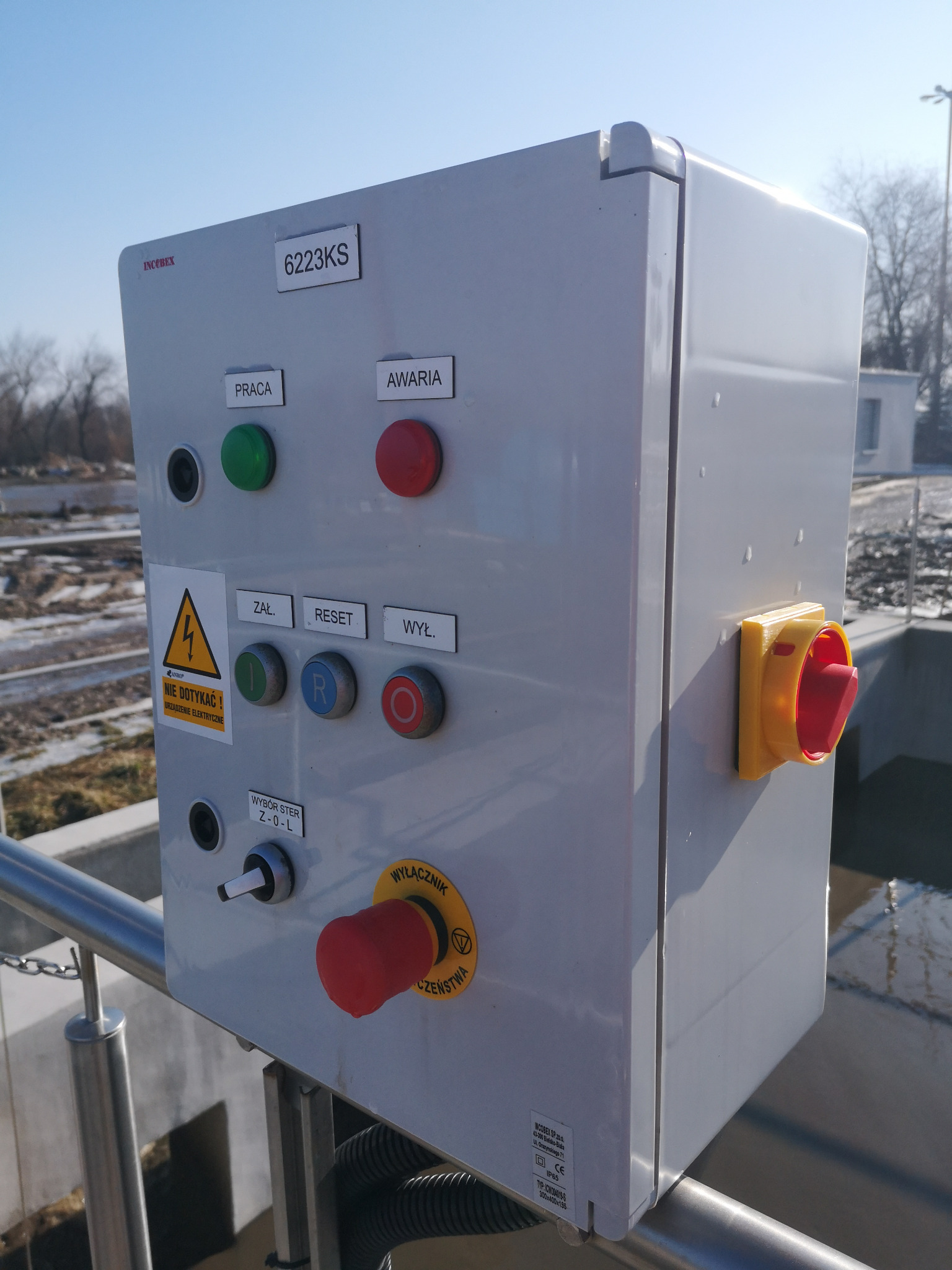 Szafka sterownia lokalnego pompy mieszającej.