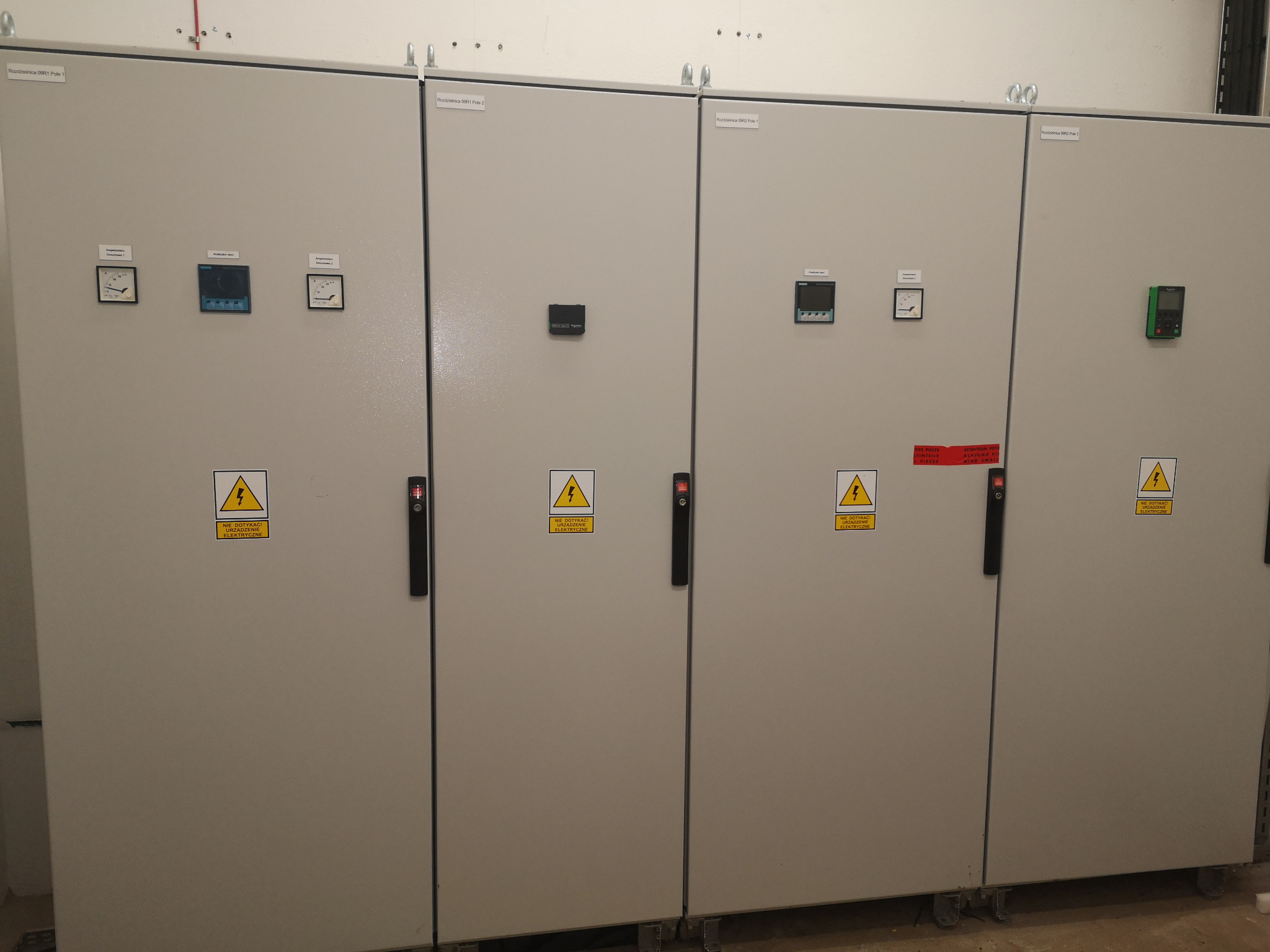 Zestaw szaf zasilających.