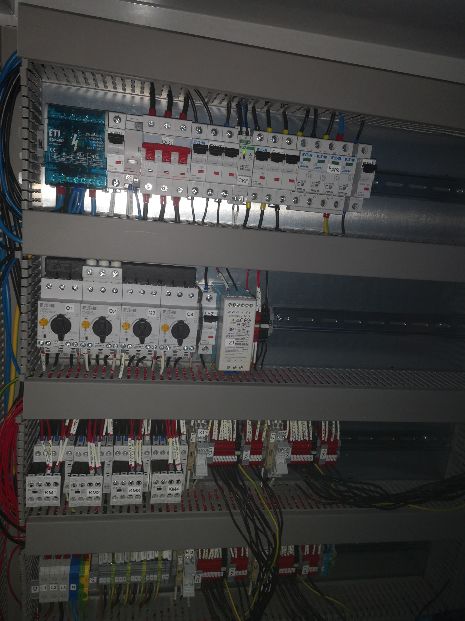 Szafka zasilająca zestaw wentylatorów.