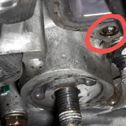 Urwana szpilka w bloku silnika honda crv