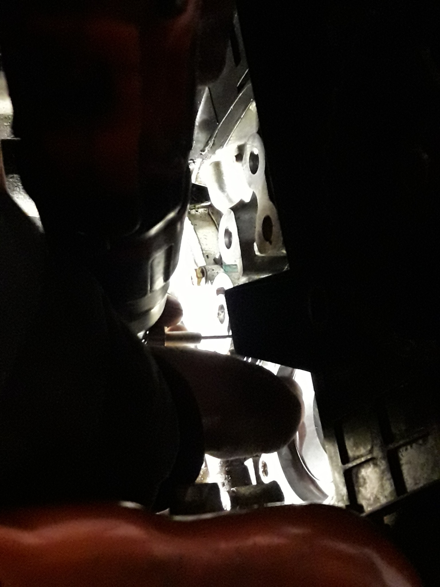 Wkręcanie urwana śruby z bloku silnika