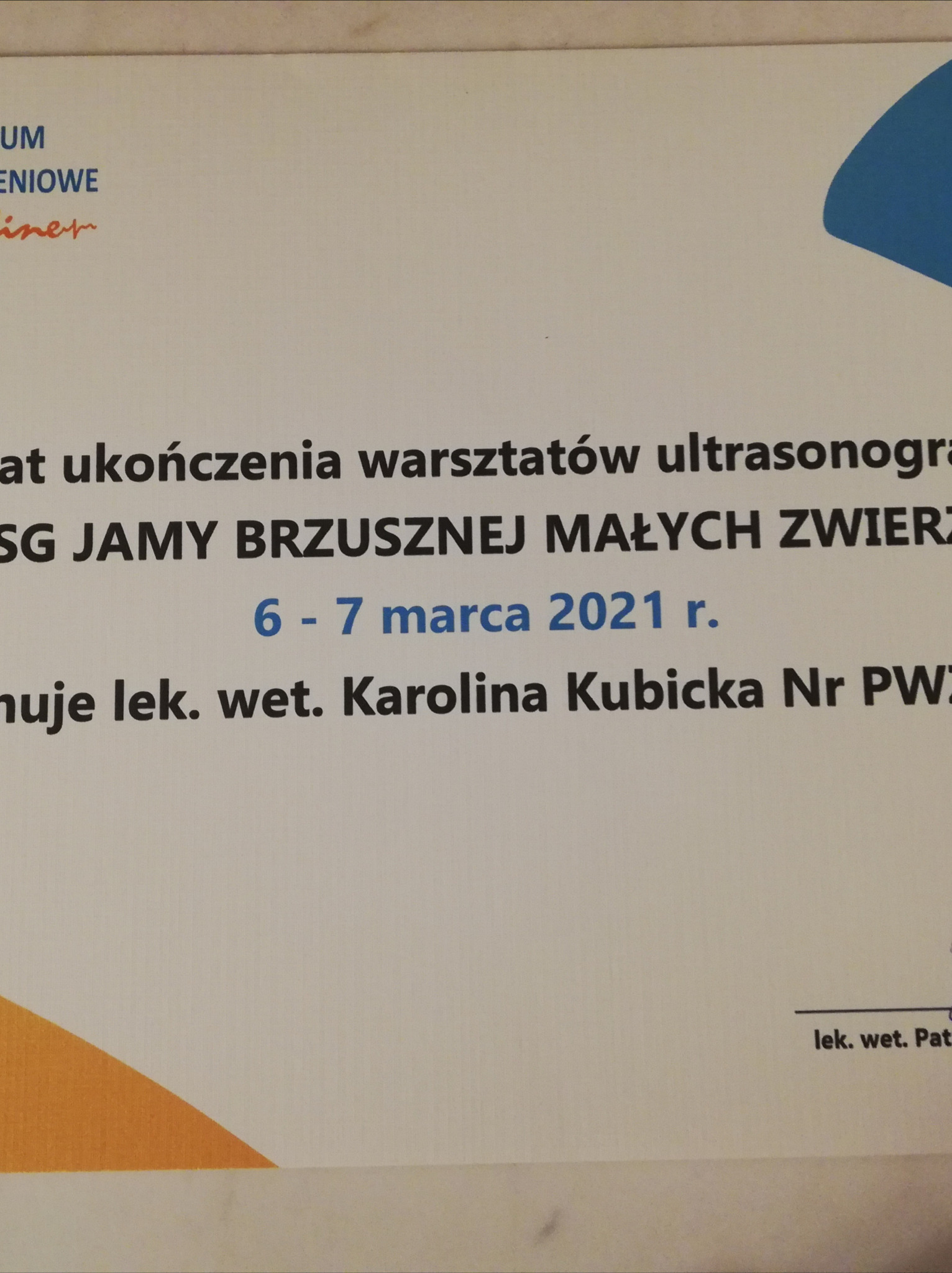 Certyfikat ukończenia warsztatów ultrasonografii jamy brzusznej małych zwierząt, z datą 6-7 marca 2021 r. oraz imieniem i nazwiskiem lek. wet. Karolina Kubicka i numerem PW.