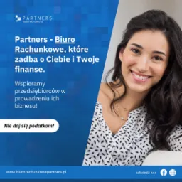 Uśmiechnięta kobieta na tle reklamy biura rachunkowego z hasłem 'Partners - Biuro Rachunkowe, które zadba o Ciebie i Twoje finanse' i logo firmy Partners.