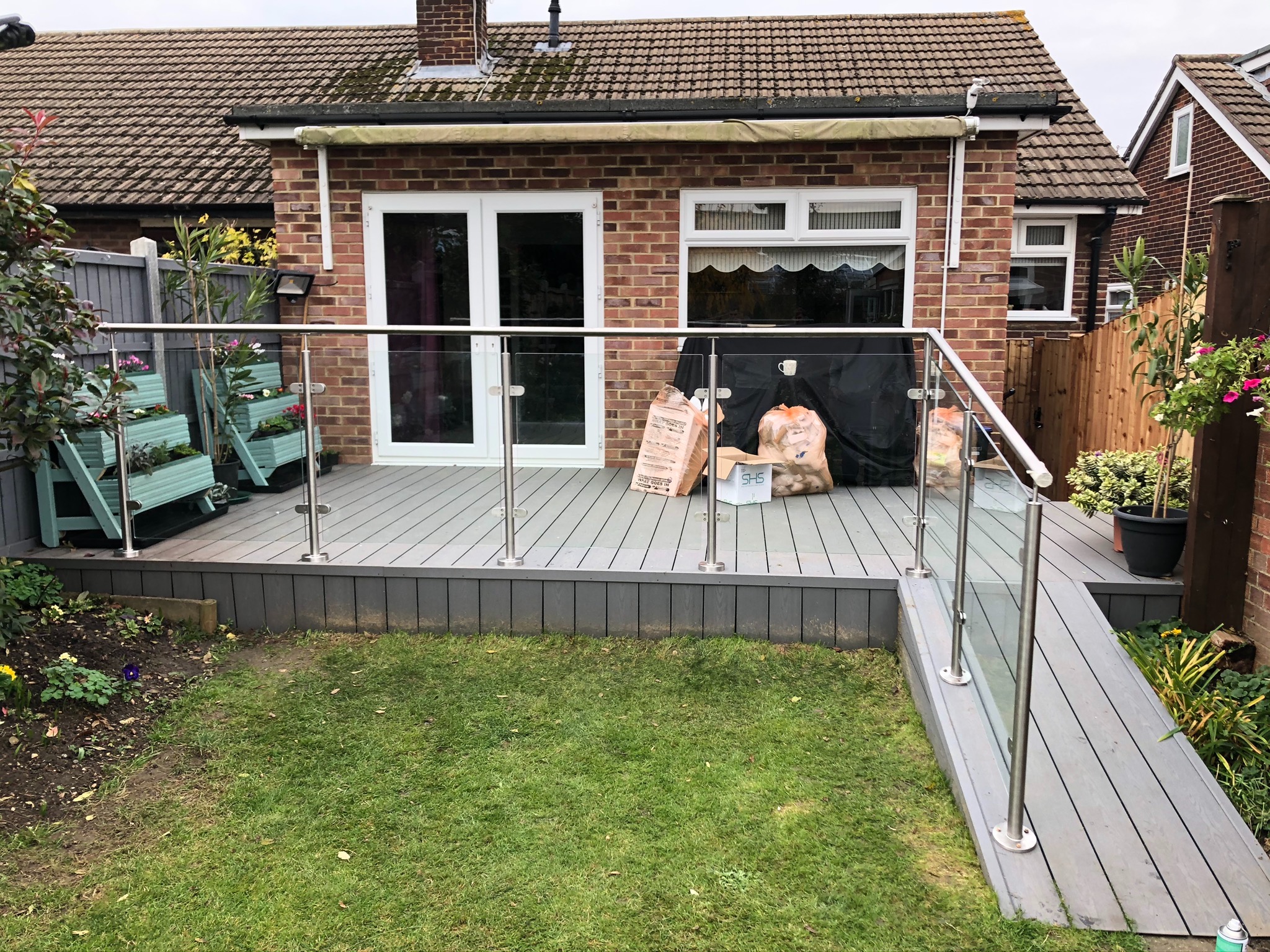 Decking, rump, glass balustrade.