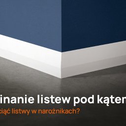 MEBLE NA WYMIAR NV Service - Białe listwy przypodłogowe precyzyjnie docięte w rogu, na tle granatowej ściany i szarej podłogi. Ukazane z bliska, z widocznym łączeniem listew.