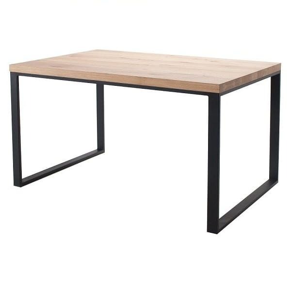 Stół z jasnym drewnianym blatem i czarnymi, metalowymi nogami o minimalistycznym designie, na białym tle. Widoczny z perspektywy lekko z góry.