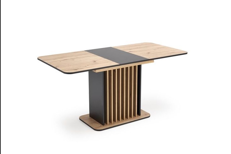 Rozkładany stół z blatem w odcieniach drewna i szarego, na oryginalnej podstawie z pionowych listew i ciemnej kolumny. Nowoczesny design, jasne tło.