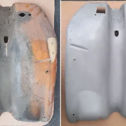 Porównanie elementu metalowego przed i po renowacji w Gdyni. Po lewej stronie zardzewiały i zniszczony element, po prawej odnowiony, pokryty szarą farbą.