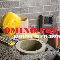 Elementy systemu odprowadzania spalin podczas montażu: bloczki, ceramiczny wkład, poziomica, kask ochronny, rękawice robocze i kielnia. Na pierwszym planie fragment wkładu kominowego.