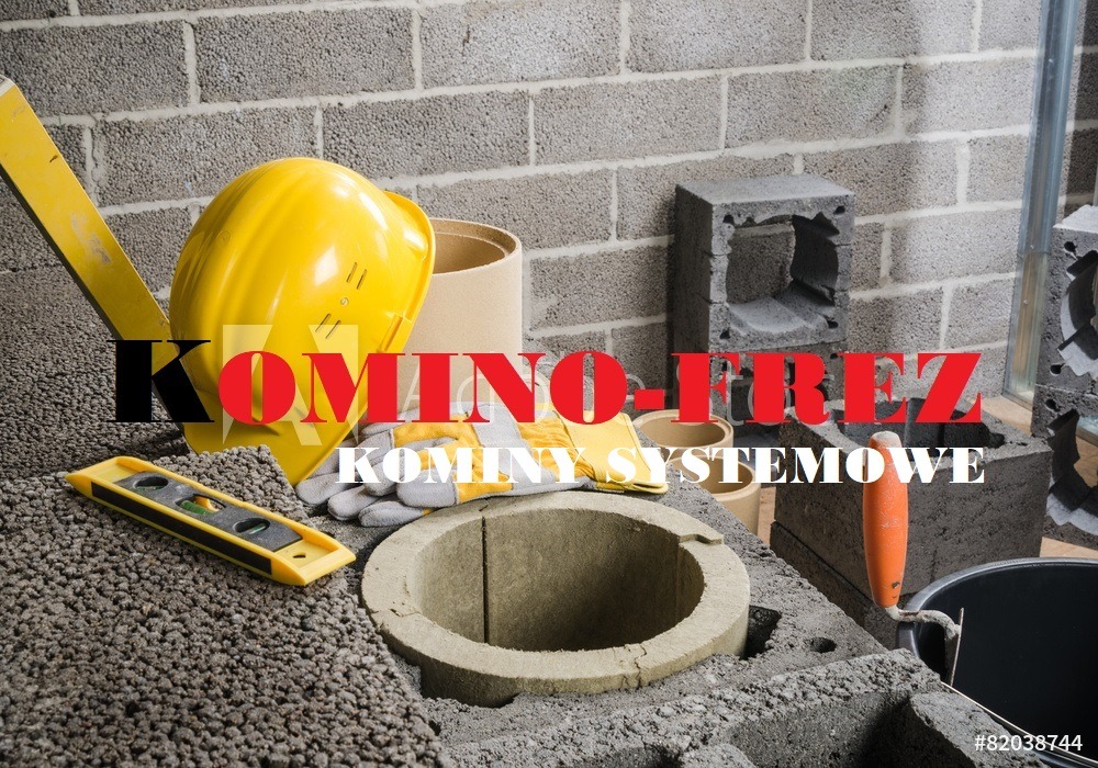 Elementy systemu odprowadzania spalin podczas montażu: bloczki, ceramiczny wkład, poziomica, kask ochronny, rękawice robocze i kielnia. Na pierwszym planie fragment wkładu kominowego.