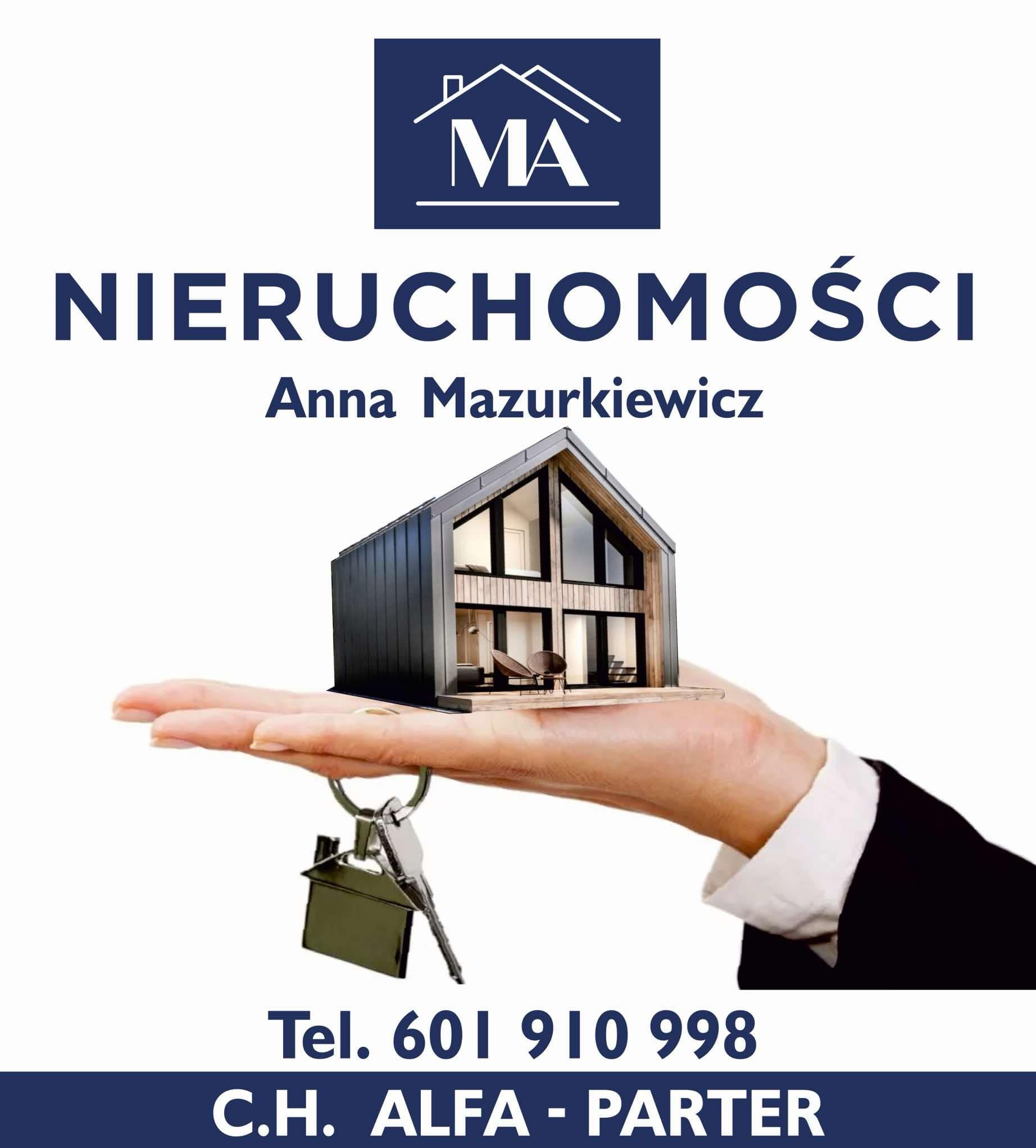 Dłoń w garniturze trzyma model domu z kluczami na tle logo firmy nieruchomości i danych kontaktowych.