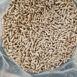 Jasnobrązowy pellet drzewny w przezroczystym worku, prezentowany przez producenta z Nysy.