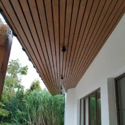 Obudowa budynku drzewom