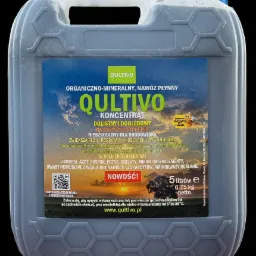 Szary kanister z płynnym nawozem organiczno-mineralnym Qultivo, z etykietą informującą o składzie i zastosowaniu do upraw polowych i pod osłonami, na czarnym tle.
