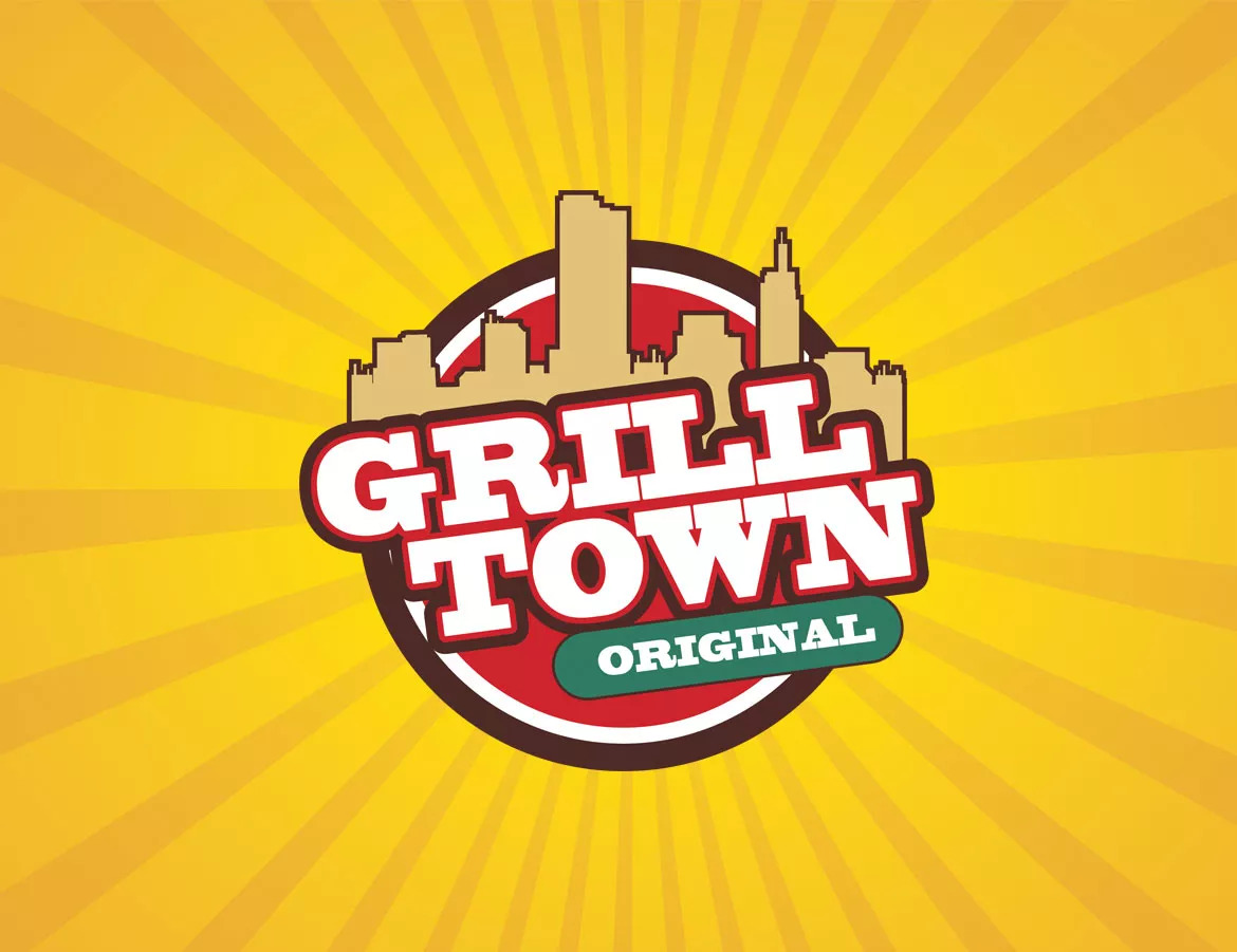Logo restauracji 'Grill Town Original' z sylwetką miasta w tle, umieszczone na żółtym tle z promieniami.